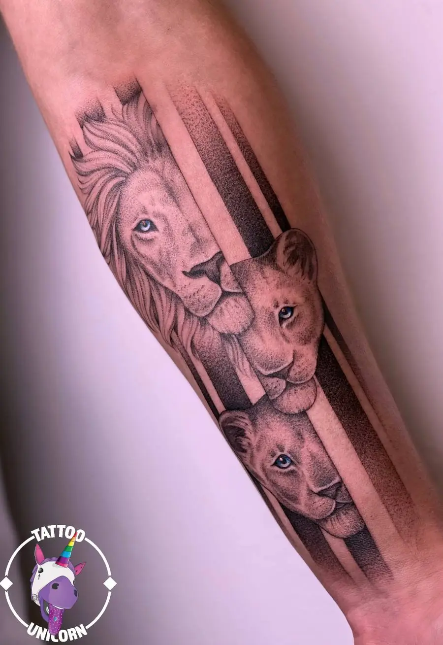 Tatuaż rodziny lwów wykonany w technice dotwork