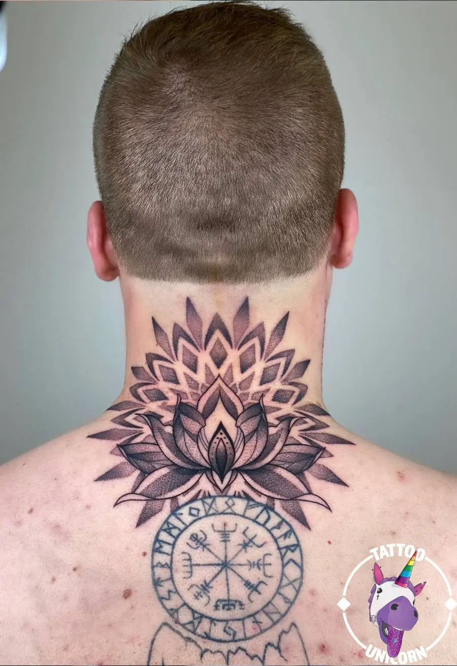 Mandala z lotosem wytatuowana na karku