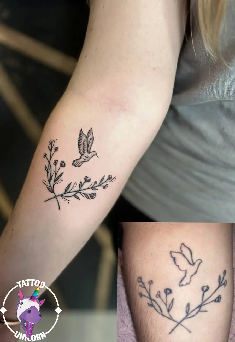 Drobne roślinne tatuaże fine line na ramieniu